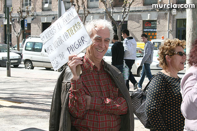 Medio centenar de afectados por la expropiacin de los terrenos para el aeropuerto de Corvera se manifiestan - 6