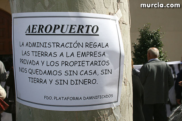 Medio centenar de afectados por la expropiacin de los terrenos para el aeropuerto de Corvera se manifiestan - 11
