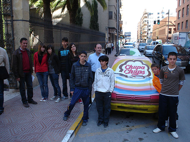 Los jóvenes reivindican el respeto a la naturaleza a través de una muestra de coches “tuneados” en la avenida Juan Carlos I - 1, Foto 1