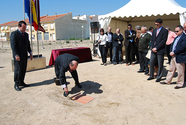 El alcalde y el director general de Administración Local ponen la primera piedra del futuro cuartel de la Policía Local y de Protección Civil - 1, Foto 1