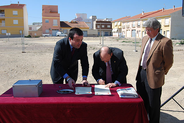 El alcalde y el director general de Administración Local ponen la primera piedra del futuro cuartel de la Policía Local y de Protección Civil - 2, Foto 2
