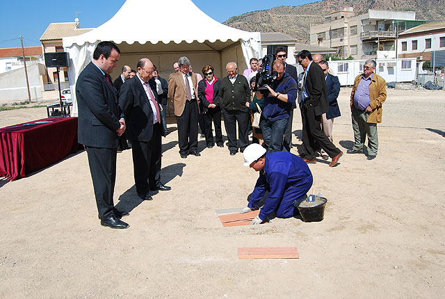El alcalde y el director general de Administracin Local ponen la primera piedra del futuro cuartel de la Polica Local y de Proteccin Civil, Foto 3