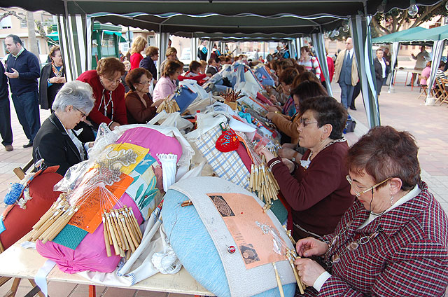 Una nueva concentración de bolilleras muestra al público el arte de tejer - 1, Foto 1