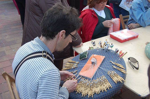 Una nueva concentración de bolilleras muestra al público el arte de tejer - 3, Foto 3