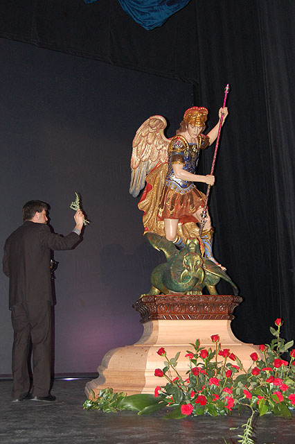 La Hermandad Santa María Magdalena presentó su nueva imagen de San Miguel Arcángel - 2, Foto 2