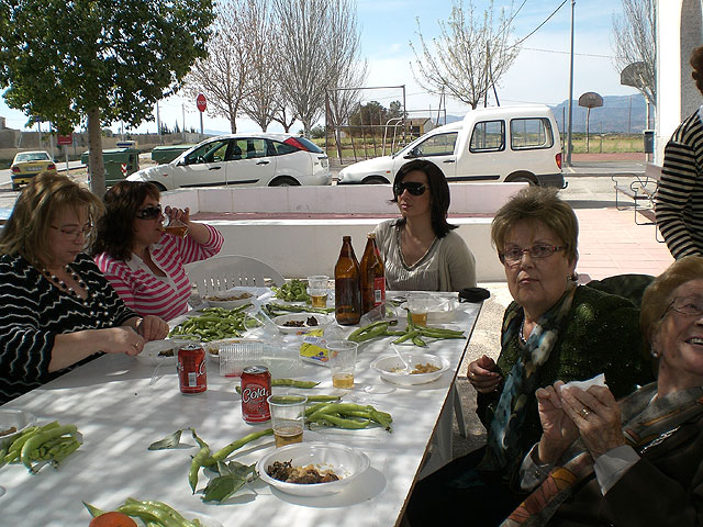 La Asociacin de Mujeres Rurales del Raiguero y la de amas de casa realizaron una comida convivencia en la pedana - 1