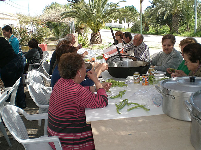 La Asociacin de Mujeres Rurales del Raiguero y la de amas de casa realizaron una comida convivencia en la pedana - 3