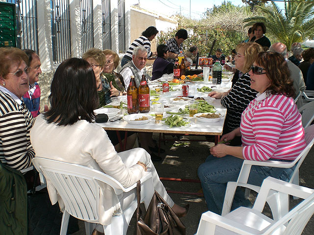 La Asociacin de Mujeres Rurales del Raiguero y la de amas de casa realizaron una comida convivencia en la pedana - 4