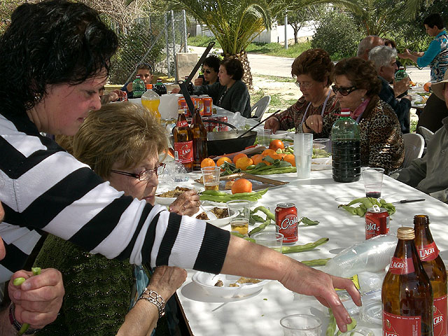 La Asociacin de Mujeres Rurales del Raiguero y la de amas de casa realizaron una comida convivencia en la pedana - 5
