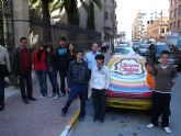 Los jóvenes reivindican el respeto a la naturaleza a través de una muestra de coches “tuneados” en la avenida Juan Carlos I
