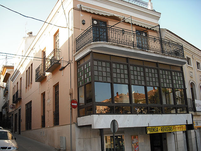 Request a grant to the Department of Public Works for the adaptation of old buildings facades of nine, Foto 1