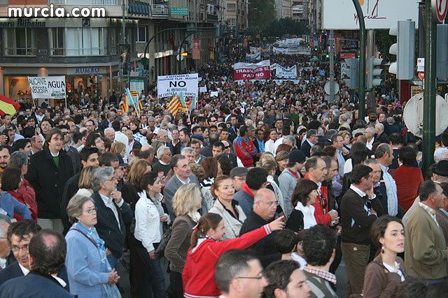 Cientos de miles de personas se manifestaron hoy por el centro de Murcia en defensa del trasvase, Foto 1