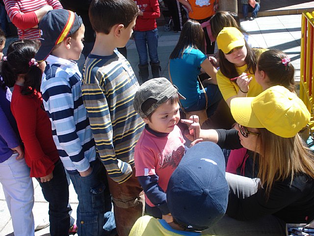 Más de 150 niños/as se subieron al “Ludobús” el pasado sábado en la Plaza de la Balsa Vieja, Foto 1