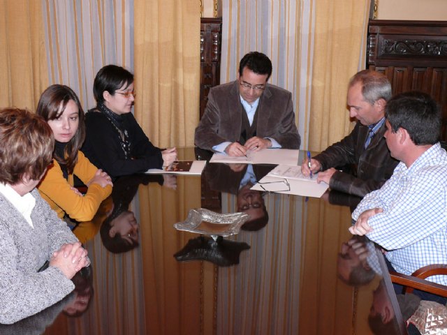 Firmado un convenio de colaboración entre el Ayuntamiento y AMFIJU por importe de 20.000 euros - 1, Foto 1