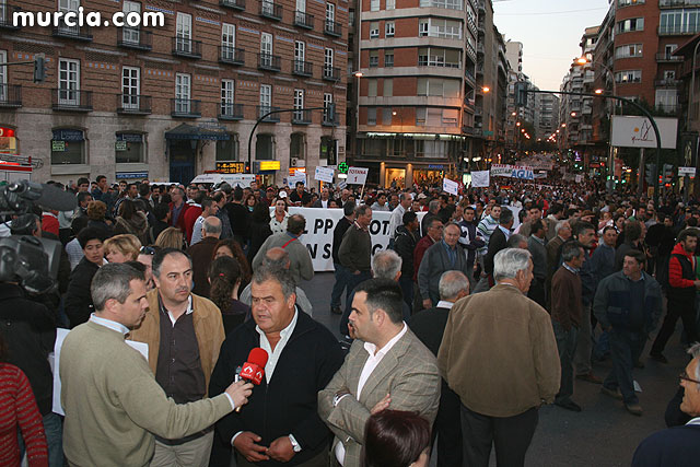 Cientos de miles de personas se manifestaron hoy por el centro de Murcia en defensa del trasvase - 1