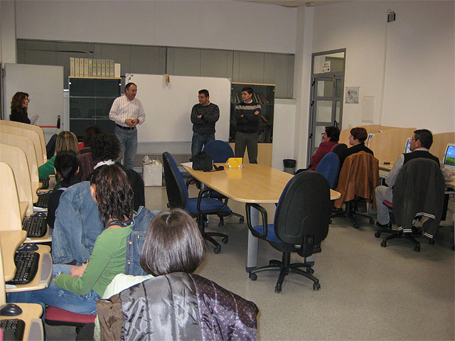 It inaugurated the course "Introduction to computers" for 50 hours, Foto 1