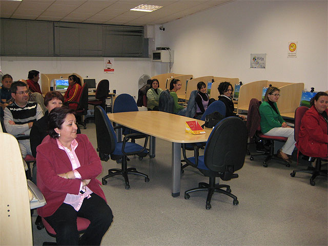 Se inagura el curso de “Iniciación a la informática” de 50 horas de duración, Foto 2