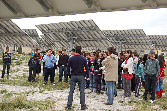 50 alumnos del Instituto nº 6 de Lorca visitan un huerto solar en la Diputación de La Torrecilla - 1, Foto 1
