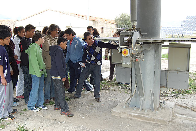 50 alumnos del Instituto nº 6 de Lorca visitan un huerto solar en la Diputación de La Torrecilla - 2, Foto 2