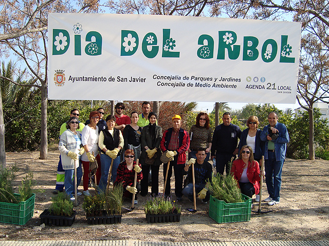 Las concejalías de Medio Ambiente y,  Parques y Jardines celebra con un grupo de voluntarios del Banco del Tiempo el Día del Árbol con una plantación - 1, Foto 1