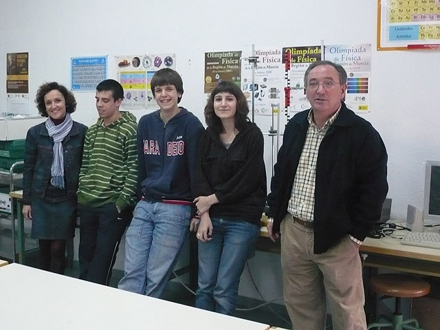 International Baccalaureate students of IES Juan de la Cierva, stand at the Olympics in Physics and Chemistry., Foto 1