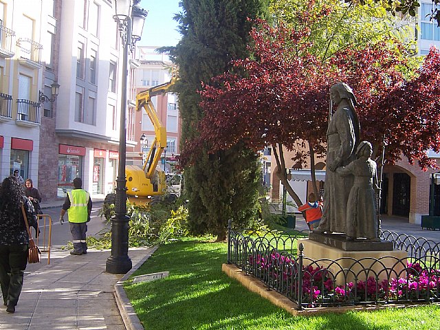 El ayuntamiento pone a punto las principales calles y plazas del casco urbano, Foto 1