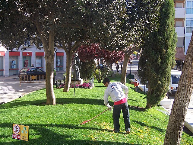 El ayuntamiento pone a punto las principales calles y plazas del casco urbano, Foto 2
