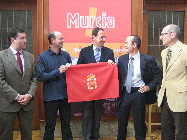 El Alcalde hace entrega a dos alpinistas murcianos de una bandera de la ciudad que ondeará en la cima del Makalu - 1, Foto 1