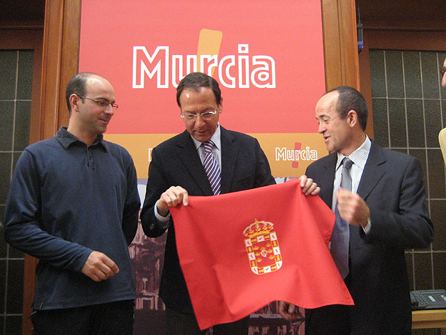 El Alcalde hace entrega a dos alpinistas murcianos de una bandera de la ciudad que ondeará en la cima del Makalu - 2, Foto 2