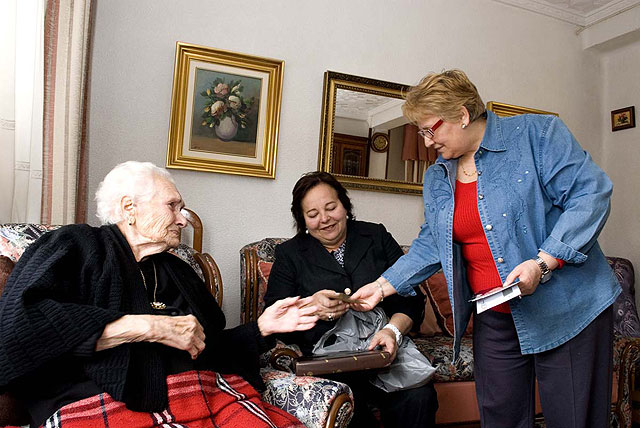 La concejala de la Mujer felicitó ayer en nombre del Ayuntamiento a Josefa Belchí, una vecina de Cartagena que cumplía 103 años - 2, Foto 2