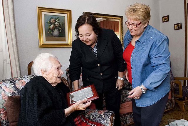 La concejala de la Mujer felicitó ayer en nombre del Ayuntamiento a Josefa Belchí, una vecina de Cartagena que cumplía 103 a&ntilde;os - 3, Foto 3