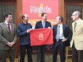 El Alcalde hace entrega a dos alpinistas murcianos de una bandera de la ciudad que ondear en la cima del Makalu