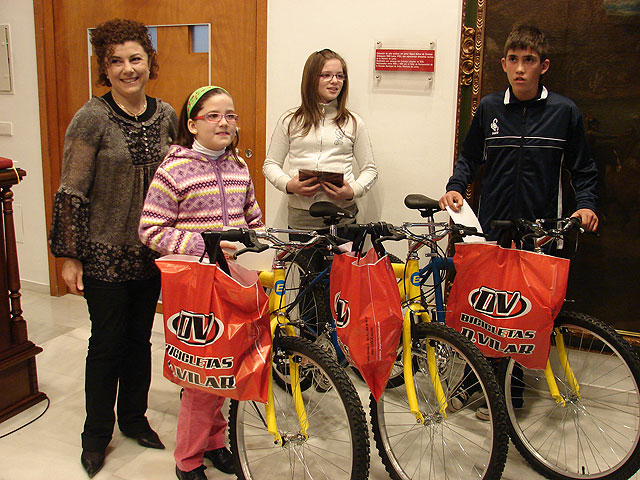 Lucía Bellido, Ana Mª Cano y Domingo Zamora, de 8, 12 y 13 años, ganan el concurso municipal para escolares “Las tres mejores frases para la prevención” - 1, Foto 1