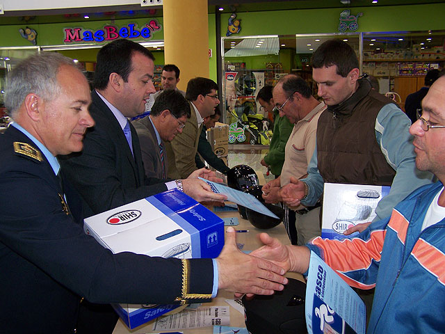 Hoy se han entregado 100 nuevos cascos de la Campaña de Seguridad Vial promovida por el Ayuntamiento de Águilas - 1, Foto 1