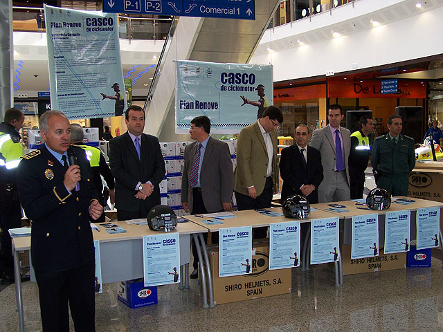 Hoy se han entregado 100 nuevos cascos de la Campaña de Seguridad Vial promovida por el Ayuntamiento de Águilas - 2, Foto 2