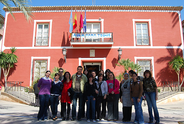 Los alumnos del Ciclo Medio de Gestión Administrativa del I.E.S. Miguel Hernández visitan el Consistorio - 1, Foto 1