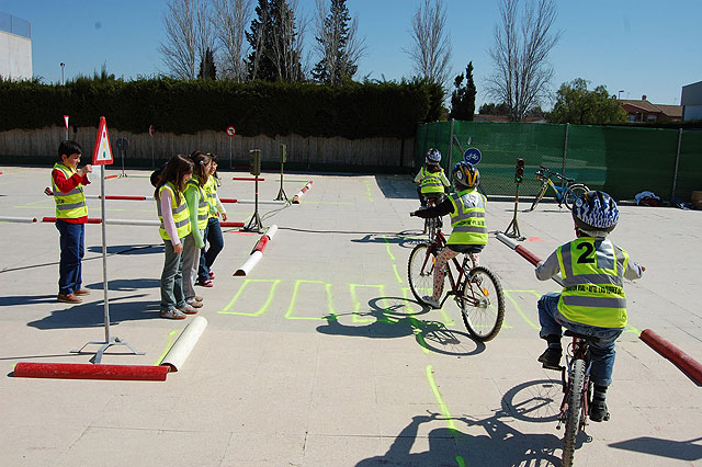 Los escolares se suben a sus bicis para aprender educación vial - 1, Foto 1