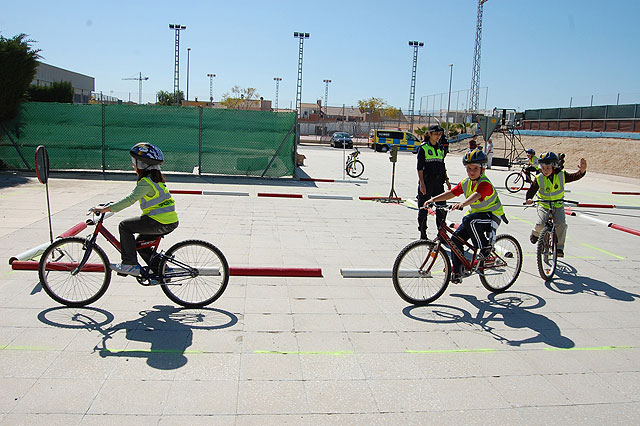 Los escolares se suben a sus bicis para aprender educación vial - 2, Foto 2
