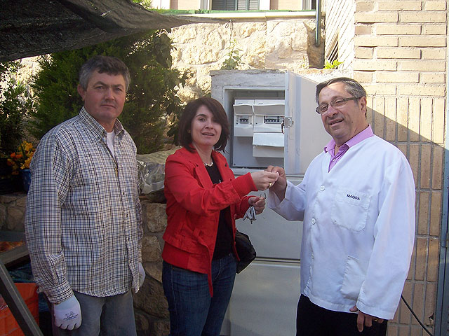 La concejal de Mercados ha hecho entrega de las llaves de los diez puntos de enganche de electricidad..., Foto 1