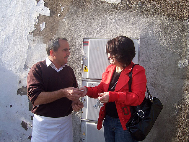 La concejal de Mercados ha hecho entrega de las llaves de los diez puntos de enganche de electricidad..., Foto 2