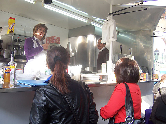 La concejal de Mercados ha hecho entrega de las llaves de los diez puntos de enganche de electricidad..., Foto 3