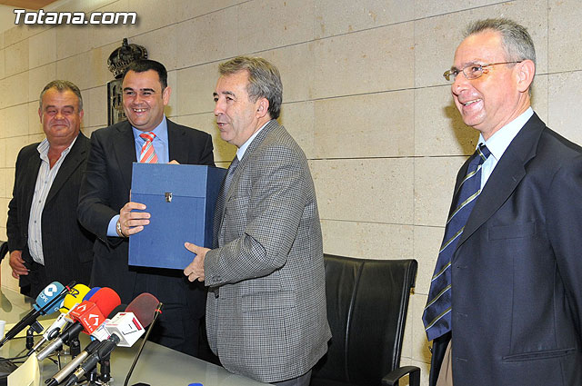 El consejero de Agricultura y el alcalde de Totana presentan el proyecto de instalación del sistema de tratamiento terciario de la depuradora del municipio, Foto 1