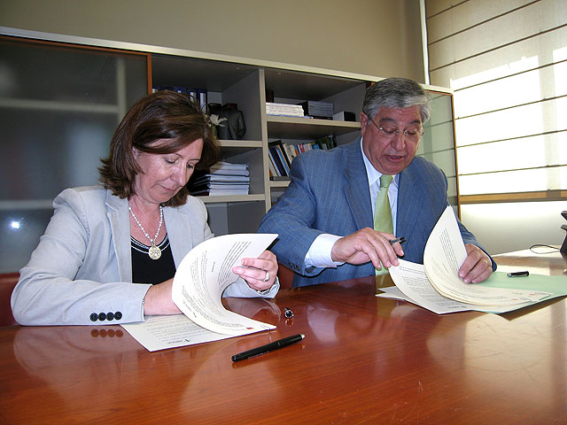 Firma del convenio entre Sanidad y la Asociación Española Contra el Cáncer de Murcia - 1, Foto 1