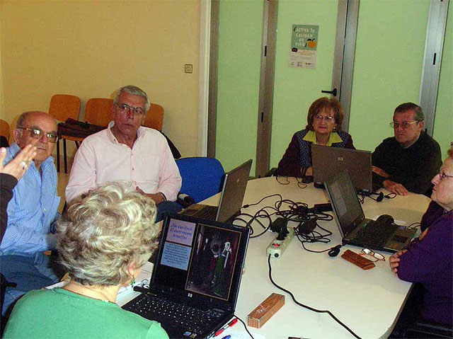 La concejalía de Atención Social ha clausurado otros dos cursos de informática para mayores de 60 años, en los que han participado 25 personas - 1, Foto 1