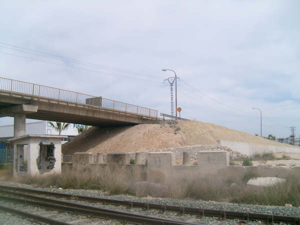 FE/La Falange denuncia públicamente el abandono y peligrosidad en las obras de la futura pasarela peatonal de Alfonso X en Alguazas - 1, Foto 1