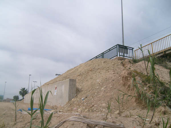 FE/La Falange denuncia públicamente el abandono y peligrosidad en las obras de la futura pasarela peatonal de Alfonso X en Alguazas - 2, Foto 2