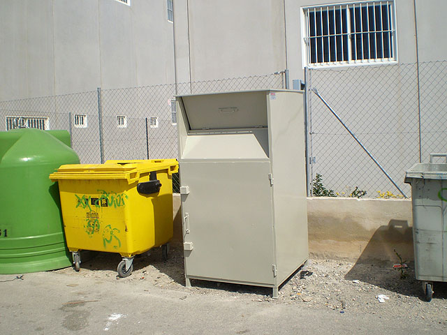 Se instalan cinco nuevos contenedores de recogida de ropa en el municipio - 1, Foto 1