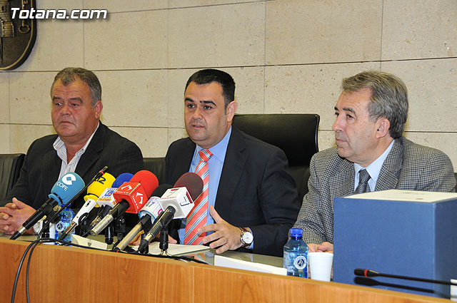 El consejero de Agricultura y el alcalde de Totana presentan el proyecto de instalacin del sistema de tratamiento terciario de la depuradora del municipio - 10