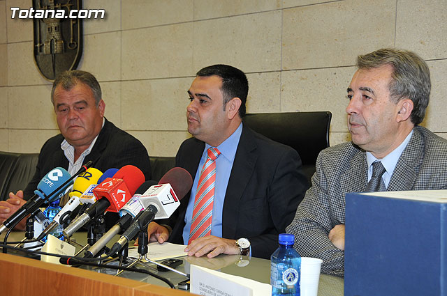 El consejero de Agricultura y el alcalde de Totana presentan el proyecto de instalacin del sistema de tratamiento terciario de la depuradora del municipio - 8