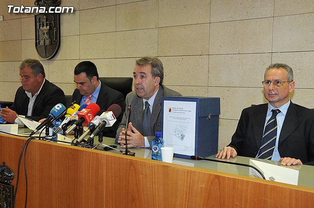 El consejero de Agricultura y el alcalde de Totana presentan el proyecto de instalacin del sistema de tratamiento terciario de la depuradora del municipio - 13